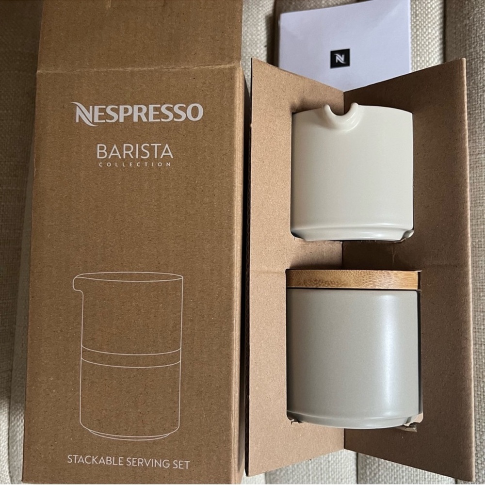 Nespresso Accessory Bundle****
Stackable serving set, 30 pods, 2 ice cube trays - Picture 7 of 9